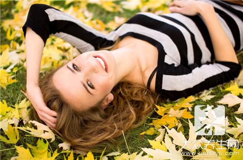  躺下来觉得显著的心脏跳动