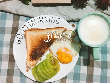 适合白领的减肥早餐 番茄蛋汤+烧面包片+煎香肠 适合白领的减肥早餐 番茄蛋汤+烧面包片+煎香肠