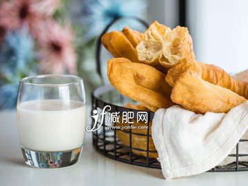 女人喝豆浆好处多可以预防妇科疾病