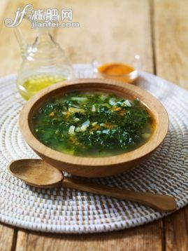 食品,桌子,室内,碗,汤_562483565_Caldo verde, Portuguese vegetable soup_创意图片_Getty Images China