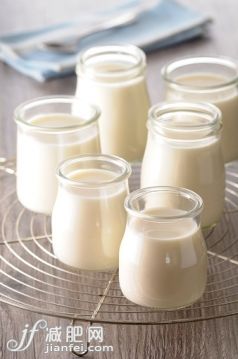 饮料,广口瓶,室内,汤匙,酸奶_561467481_yogurt_创意图片_Getty Images China 饮料,广口瓶,室内,汤匙,酸奶_561467481_yogurt_创意图片_Getty Images China