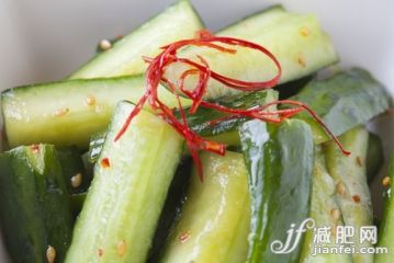 黄瓜,红辣椒,切片食物,碎纸,种子_gic12516923_Sliced cucumber with red chili pepper, close-up_创意图片_Getty Images China