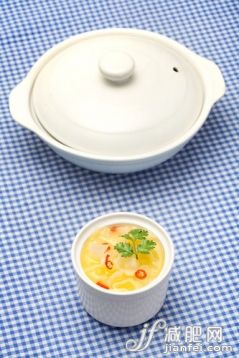 健康,健康生活方式,饮食,休闲,食品_192673e6b_放在木板上的汤_创意图片_Getty Images China