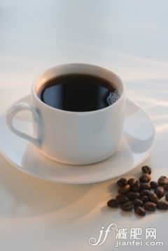 饮食,室内,茶碟,咖啡,咖啡豆_sb10064998ck-001_Cup of black coffee with coffee beans, close-up_创意图片_Getty Images China