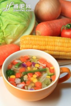 饮食,影棚拍摄,甘蓝,胡萝卜,健康生活方式_498160961_Vegetable soup_创意图片_Getty Images China