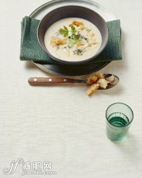 食品,饮食,大蒜,无人,北部意大利_gic11114380_Minestra aglio ed erbette (Garlic soup, S. Tyrol)_创意图片_Getty Images China