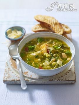 食品,影棚拍摄,汤匙,碗,面包_562483685_Soupe au Pistou, Provencal bean and vegetable soup_创意图片_Getty Images China