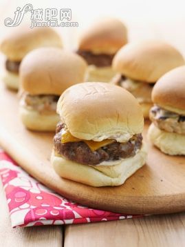 盘子,野餐,烧烤,汉堡包,摄影_566206335_Cheeseburger Sliders_创意图片_Getty Images China