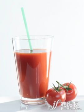 生活方式,影棚拍摄,西红柿,健康生活方式,吸管_112296965_Glass of tomato juice and two tomatoes_创意图片_Getty Images China