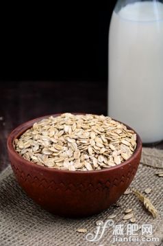 饮食,碗,早餐,谷类,泥土_553989935_Organic rolled oats in bowl_创意图片_Getty Images China 饮食,碗,早餐,谷类,泥土_553989935_Organic rolled oats in bowl_创意图片_Getty Images China