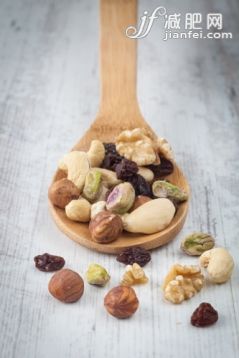 开心果,杏仁,榛子,胡桃,贝壳_gic13476171_Nuts assortment_创意图片_Getty Images China
