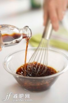 人,食品,瓶子,饮食,室内_86066310_Person whisking dipping sauce_创意图片_Getty Images China
