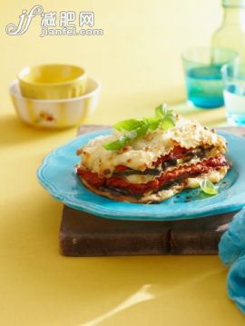 饮食,食品,影棚拍摄,盘子,碗_156857341_Plate of vegetarian lasagna_创意图片_Getty Images China 饮食,食品,影棚拍摄,盘子,碗_156857341_Plate of vegetarian lasagna_创意图片_Getty Images China
