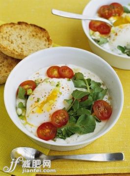 早餐,奶制品,鸡蛋,英式小面包,食品_gic7672871_Poached Egg with Baked Yogurt, Watercress and Tomato; English Muffins; Spoons_创意图片_Getty Images China