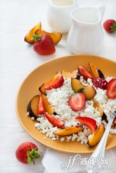 浆果,早餐,甜点心,食品,水果_gic13386794_Cottage cheese with strawberries and plums_创意图片_Getty Images China