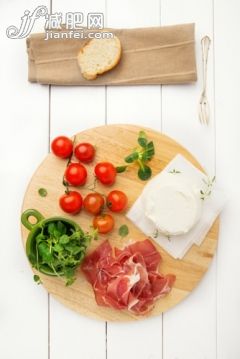 开胃品,面包,早餐,晚餐,食品_gic13386699_italian food, prosciutto crudo and ricotta cheese on wooden kitchen plank_创意图片_Getty Images China