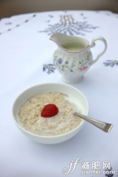 饮料,生活方式,室内,住宅房间,桌布_96513268_Bowl of porridge oats with spoon in it_创意图片_Getty Images China