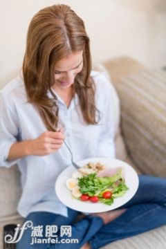 人,食品,住宅内部,沙发,生活方式_512274509_Heatlhy eating woman_创意图片_Getty Images China