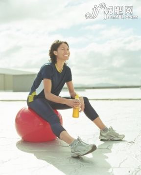 主题,健康生活方式,概念,饮食,休闲活动_200277005-001_Young woman sitting on exercise ball, laughing, outdoors_创意图片_Getty Images China