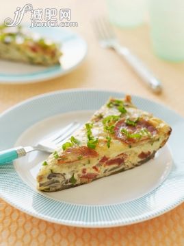早餐,切片食物,菜肉煎蛋饼,摄影,蛋白卷_566206357_Slice of Frittata_创意图片_Getty Images China