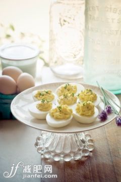 食品,广口瓶,室内,盘子,鸡蛋_129229222_Classic Deviled Eggs_创意图片_Getty Images China