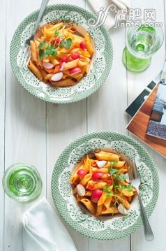 饮食,食品,餐具,盘子,晚餐_555359287_Penne with radish_创意图片_Getty Images China