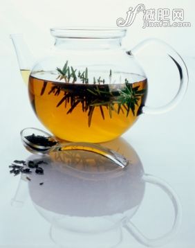 饮料,影棚拍摄,汤匙,热饮,迷迭香_126006077_Rosemary herbal tea in glass teapot, close up_创意图片_Getty Images China