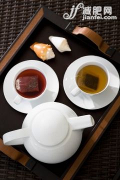 饮料,饮食,室内,茶碟,茶_79188593_High angle view of cups of herbal tea with a teapot on a serving tray_创意图片_Getty Images China