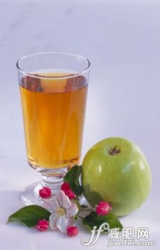 饮食,影棚拍摄,透明,充满的,水果_sb10065877cn-001_Glass of apple juice with apple and flower, close-up_创意图片_Getty Images China