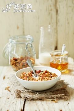饮食,饮料,食品,影棚拍摄,碗_476850231_Homemade granola for breakfast with milk and honey on a light wooden background_创意图片_Getty Images China
