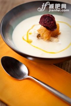 饮食,影棚拍摄,餐巾,汤匙,碗_152832179_Bowl of cream with cauliflower soup, croutons and fried beet chip, close-up_创意图片_Getty Images China