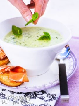 人,食品,面包,室内,草本_90600657_Vegetable soup Sweden._创意图片_Getty Images China