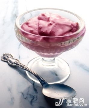 餐具,影棚拍摄,汤匙,酸奶,浆果_136494983_yogurt on marble_创意图片_Getty Images China