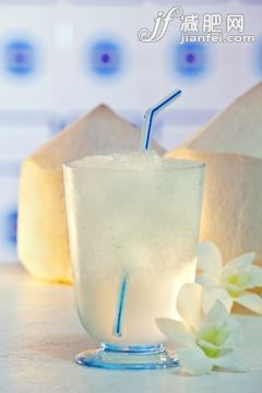 饮料,室内,热带的花,白昼,墨尔本_149626598_Coconut water in glass with ice_创意图片_Getty Images China