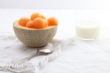 饮料,饮食,影棚拍摄,餐巾,汤匙_95479802_Cantaloupe Bowl With Milk_创意图片_Getty Images China