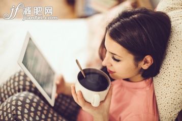 住宅内部,床,二件式睡衣,技术,室内_529967975_Morning coffee_创意图片_Getty Images China 住宅内部,床,二件式睡衣,技术,室内_529967975_Morning coffee_创意图片_Getty Images China