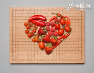 饮食,食品,影棚拍摄,形状,红色_163685230_Red fruit & veg arranged in a heart shape_创意图片_Getty Images China 饮食,食品,影棚拍摄,形状,红色_163685230_Red fruit & veg arranged in a heart shape_创意图片_Getty Images China