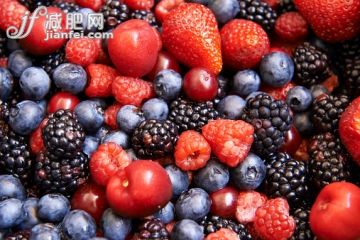 蓝色,红色,草莓,蓝莓,有机食品_532696749_Assorted of fresh berries_创意图片_Getty Images China