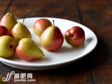 饮食,盘子,木制,水果,梨_143133187_Whole pears on white platter on wood surface_创意图片_Getty Images China