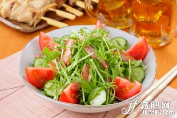 餐具,含酒精饮料,饮食,影棚拍摄,盘子_105774987_Mizuna salad_创意图片_Getty Images China