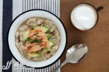 饮食,食品,桌子,海产,室内_146645342_Porridge with salmon and avocado_创意图片_Getty Images China