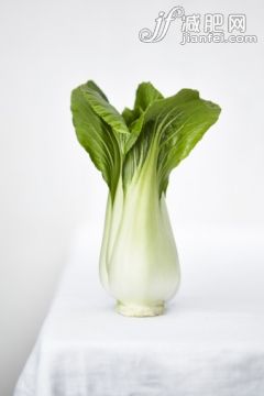 桌子,影棚拍摄,桌布,叶子,健康生活方式_496381981_Pak choi on a white tablecloth_创意图片_Getty Images China 桌子,影棚拍摄,桌布,叶子,健康生活方式_496381981_Pak choi on a white tablecloth_创意图片_Getty Images China
