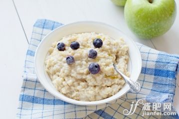 干净,自然,餐巾,碗,蓝色_556577095_Oatmeal porridge, healthy food_创意图片_Getty Images China 干净,自然,餐巾,碗,蓝色_556577095_Oatmeal porridge, healthy food_创意图片_Getty Images China