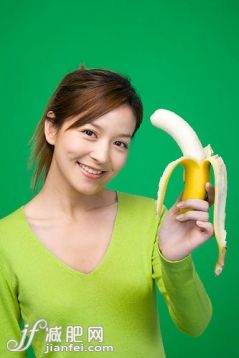 香蕉,水果,健康食物,健康生活方式,健康_gic3004261_年轻女子吃香蕉_创意图片_Getty Images China
