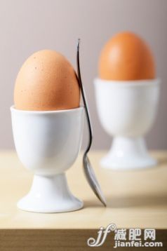 室内,汤匙,煮鸡蛋,摄影,健康食物_477135301_soft-boiled egg_创意图片_Getty Images China 室内,汤匙,煮鸡蛋,摄影,健康食物_477135301_soft-boiled egg_创意图片_Getty Images China