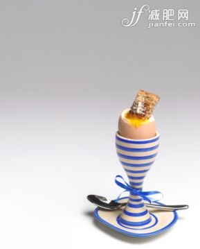 食品,影棚拍摄,鸡蛋,早餐,条纹_129355030_Boiled egg and soldier toast_创意图片_Getty Images China 食品,影棚拍摄,鸡蛋,早餐,条纹_129355030_Boiled egg and soldier toast_创意图片_Getty Images China