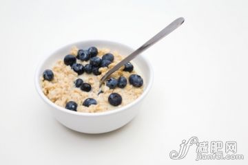 影棚拍摄,室内,汤匙,碗,早餐_84781529_Porridge and blueberries_创意图片_Getty Images China