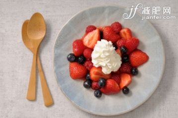 室内,盘子,奶油,草莓,白昼_169399992_strawberry, raspberry, blueberry and chantilly_创意图片_Getty Images China 室内,盘子,奶油,草莓,白昼_169399992_strawberry, raspberry, blueberry and chantilly_创意图片_Getty Images China