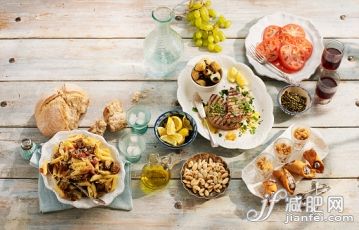 食品,海产,甜食,室内,盘子_562483549_Sicilian lunch, including pasta alla norma, Pesce spada in salmoriglio, granita di caffe espresso, toasted almonds, cannoli_创意图片_Getty Images China