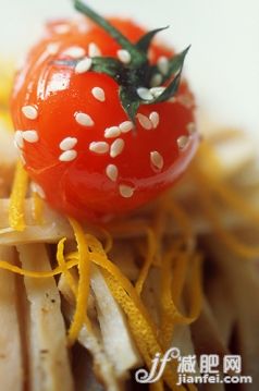 饮食,食品,白昼,图像,室内_fe8def7fb_Italy, Umbria, Tomato with sesamo seeds_创意图片_Getty Images China 饮食,食品,白昼,图像,室内_fe8def7fb_Italy, Umbria, Tomato with sesamo seeds_创意图片_Getty Images China
